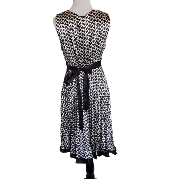 Silky Checkered Dress With Lots Of Gathering To Make A Pleated Skirt (10) - Picture 3 of 4